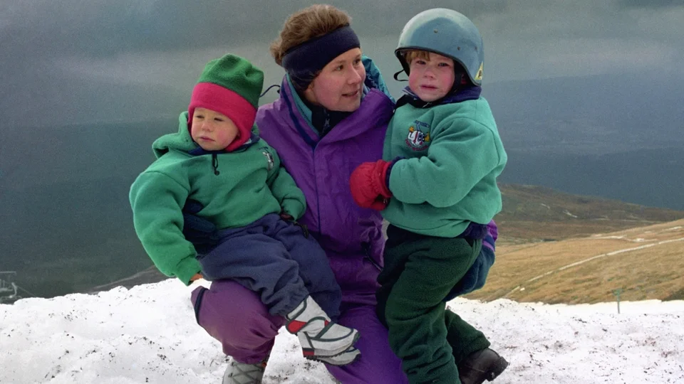Alison Hargreaves with her two children in the 1990s (Photo: Chris Bacon - PA Images/PA Images/Getty Images)